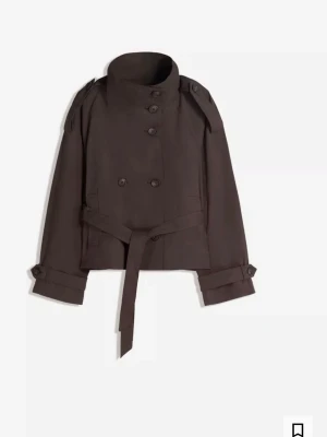 Bershka brun trenchcoat  - Trenchcoat från Bershka, storlek M. Nyskick! Endast prövad Prislapp kvar. 