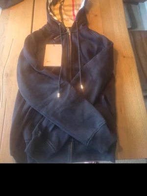 Svart Burberry Zip up Hoodie - Helt ny burberry zip up i svart taggarna finns kvar