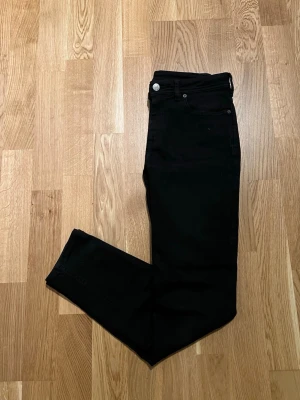 Acne Studios Jeans  - Acne Studios Jeans för män till salu. Passformen är Slim-Fit. Storlek Waist 27 / Lenght 32. Plagget är nyskick, inga defekter. Hör av dig vid intresse/frågor. PRIS KAN DISKUTERAS!