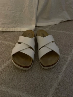 Vita tofflor/sandaler - Vita stilrena tofflor. 