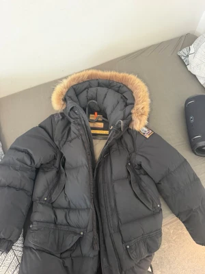 Äkta parajumper jacka med äkta rävpäls - Säljer en äkta vinterjacka me äkta räv päls, den är i bra skick inga hål ingen skada heller på jackan den är som ny, pris kan diskuteras!.