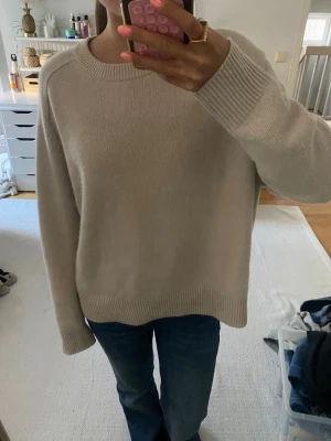 Kashmir tröja från Soft Goat  - Säljer denna kashmirtröja från Soft Goat i modellen ”boyfriend crewneck” i storlek xs. Men den är oversized i modellen. Originalpris: 3000kr. Använd ett fåtal gånger och är i fint skick som på bilderna. Ytterst lite nopprig men inget som syns tydligt och går lätt bort med noppermaskin.