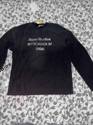 Acne studios long sleeve -  Helt ny och är i storlek S. Bara att höra av sig vid intresse eller frågor.