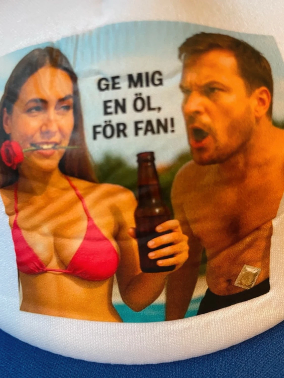 Blå och vit truckerkeps med meme-tryck - 2
