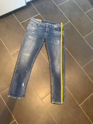 Dondup jeans  - Riktigt snygga dondup jeans med feta slitningar i modellen Mius, storlek W33 och måtten ser ni på bilden, skriv för fundering kring jeansen! Snabb frakt!