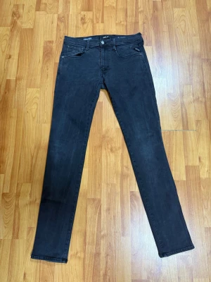 Replay Jeans  - Replay jeans i stl 33. Cond 8.5/10. Nypris 1899, vårat pris 549. Sjukt stilrena o schyssta jeans. Pris kan förhandlas vid snabb affär. Hör av dig vid minsta lilla fundering!👌🏻