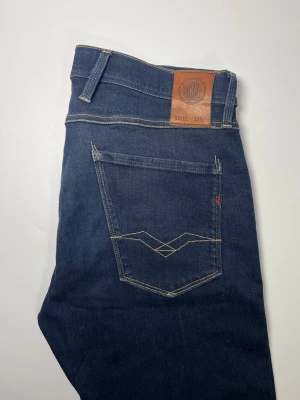 Replay anbass jeans - 👕 Plagg: Jeans                                                           Storlek: 33/32                                                             Märke/Modell: Replay anbass                                                    ✨ Skick: Fint skick                                                        💬 Vid frågor är det bara att skriva!                                                                                        