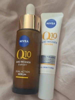 Niveapaket - Nivea Q10 Anti-Wrinkle Expert Dual Action Serum, 30 ml. Använd 2 ggr. Nivea Q10 Anti-Wrinkle Power Extra Firming Eye Cream, 15 ml. Ej använd.  En Nivea Q10 Firming + Energizing Body Serum-Lotion och en Nivea Q10 Firming + Anti-Wrinkle Neck & Chest Cream. Båda produkterna är i 200 ml. Serum-lotion är taget ur. Men det borde va mer än halva kvar. Neck & chest cream inte taget ur. Alla 4 för 120 kr. 