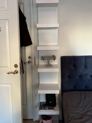 Vit hylla med fem hyllplan IKEA lack - Säljer en stilren, smal hylla i vitt med fem rektangulära hyllplan. Perfekt för att förvara böcker, dekorationer eller småprylar. Hyllan är tillverkad i trä eller MDF och har en modern, minimalistisk design som passar i de flesta rum. 450 varsin 750 för båda. Man får hämta, finns i Huddinge centrum! NYPRIS 799