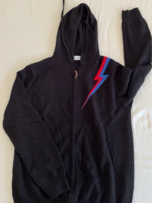 Svart bvaldi hoodie - Svart hoodie från Bvaldi, 90% merino 10% cashmere