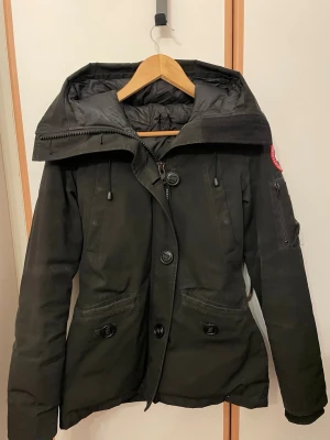 canada goose - The jacket has seen a lot of use and shows some signs of wear or dirt, particularly on the sleeves, but otherwise, it is neat and in good wearable condition. I am selling it because I want a different style of jacket.