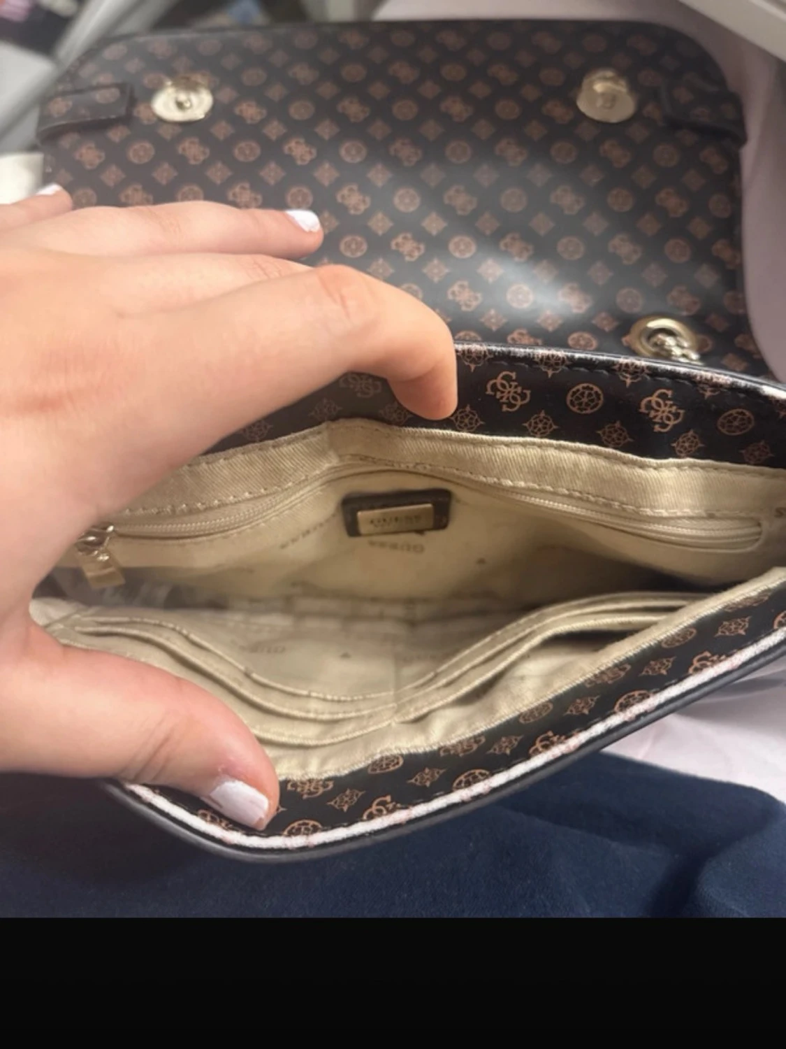 Brun monogramväska från Guess - 2