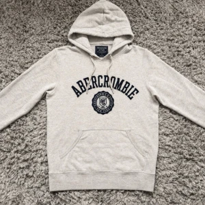 Abercrombie Fitch Hoodie  - Säljer denna stilrena Abercrombie & fitch hoodie ~ Mycket fint skick!👏Strl : S /// Hör gärna av er om ni har funderingar!🙌