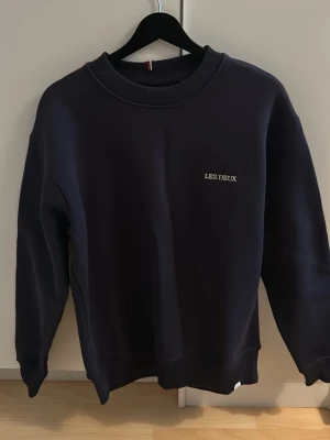 Mörkblå sweatshirt från Les Deux - Mörkblå sweatshirt från Les Deux som endast provats men inte användts mer än så