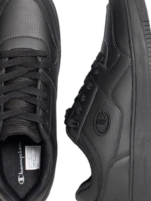 Svarta sneakers från Champion - Stilrena svarta sneakers från Champion med lågt skaft, perforerad tå och klassisk snörning. Skorna har diskret logga på sidan och är tillverkade i syntetmaterial med meshdetaljer vid plösen. Perfekta för en clean och sportig look.