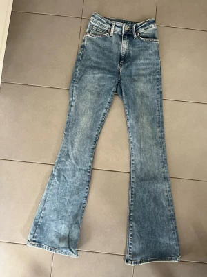 Ljusblå bootcut jeans med hög midja - Säljer ett par ljusblå bootcut jeans med hög midja. Jeansen är från bikbok i storlek xs. Använda men i gott skick.