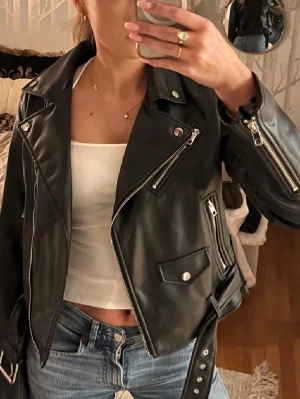 Skinnjacka  - Snygg skinnjacka i storlek M