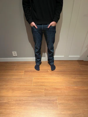 Mörkblå raka jeans - Mörkblå Jack and Jones jeans i lite mer relaxed look i storlek 29 M 32 L 