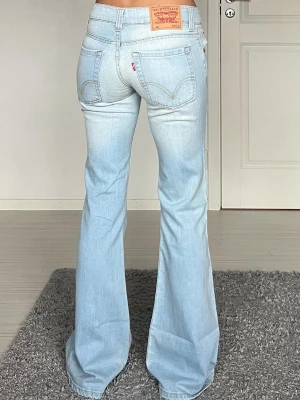 Levis - Midjemått: 38cm rakt över, innerbenslängd: 81cm 💗