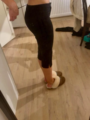 Svarta midjehöga leggings - Ett par svarta Capri byxor från berskha i storlek 34 i lågmidja. aldrig använda och lappen kvar. 