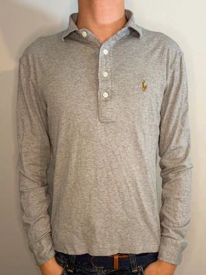 Ralph lauren  - Tja säljer ny denna Ralph lauren tröja. Hör av dig vid frågor