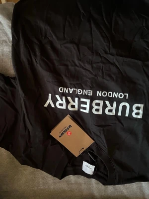 Burberry T shirt - Aldrig använt , M, priset kan diskuteras