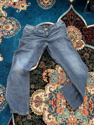 Raka blå jeans  - Raka blå jeans med bra färger och kvalitet jeansen är jättetrendig