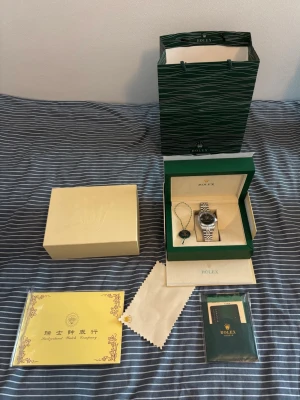 Rolx Rolle klocka Wimbledon - Väldigt stilren och snygg klocka som passar till allt. Klockan är i rostfrittstål och safir reptåligt glas. Den är i helt nytt skick och har aldrig använts. Storleken kan ändras eftersom att länkar går att ta av och sätta på.