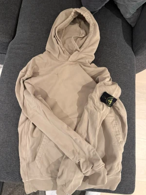 Stone Island hoddie - Stone Island hoodie – fint skick 🖤  Säljer en snygg Stone Island hoodie som är tidigare använd men fortfarande i fint skick.  Hoodien har använts, men är väl omhändertagen och har inga större fel. Säljer den eftersom jag inte använder den längre och hellre låter någon annan få nytta av den.  👕 Stone Island hoodie ✨ Fint skick 📦 Äkta vara 🧼 Väl omhändertagen ❌ Säljes då den inte används längre  Hör gärna av dig om du har några frågor!
