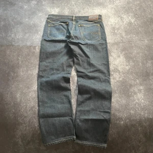 Mörkblå Lee Daren-jeans för herrar i storlek W33 L34 - Mörkblå Lee Daren-jeans. Tidlös modell och bekväm passform.  Mått 📏 Midja: 44 cm Benslut: 19 cm Lår: 31 cm Totallängd: 98 cm Måtten finns även på bilderna  Skickas inom ett dygn Spara på priset och frakten genom att sätta ihop ett paket Mer information finns på min profil  11-505