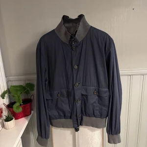 Brunello Cucinelli bomberjacka strl L - Brunello Cucinelli bomullstyg med nylonblandning. Storlek L. Nypris: ca 58 000 kr.   0758