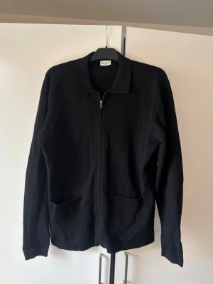 Jättefin svart John Henric cardigan L - Väldigt snygg eftertraktad och populär svart John Henric cardigan i storlek L. Perfekt passform i superfint skick!