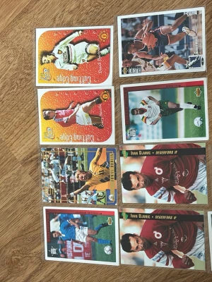 Samling fotbollskort vintage - Säljer en samling med fotbollskort från olika lag och spelare, bland annat Manchester United och Degerfors IF. Korten har färgstarka motiv och vissa har holografiska detaljer. Perfekt för dig som gillar retro och samlarprylar.
