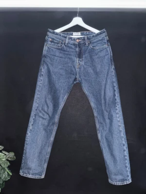 Blå raka jeans i klassisk modell - Säljer ett par blå jeans med rak passform och hög midja. 31/32. 