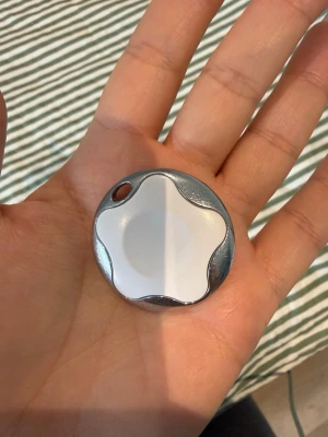 Tagg från Verisure - Säljer en vit larm-tagg i vit och silver färg. Den har ett hål för att fästa i nyckelring eller band. Kopplas via din larmcentral i bostaden. Nypris 150-250 kr