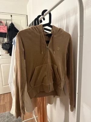 Juicy Couture kofta  - Sååå snygg Juicy Couture kofta i beige färg. Aldrig använd så är som ny!!! Skicka gärna prisförslag❤️‍🔥. 
