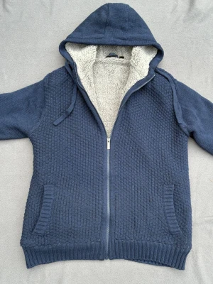 Fodrad cardigan / höstjacka - Riktigt snygg fodrad hoodie som fungerar både som jacka nu inför höst och även som vanlig hoodie. Varm o skön. Storlek 52/54, motvarar ca L. För stor för han på bilden. Fint skick.