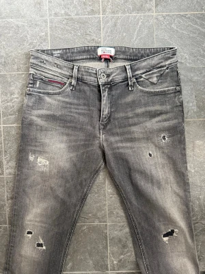 Tommy Hilfiger Jeans - Snygga jeans med slitningar. Storlek 32/34. Tommy Hilfiger