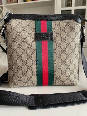 Gucci axelväska med GG-mönster - Snygg axelväska från Gucci i beige canvas med klassiskt GG-mönster. Dustbag tillkommer