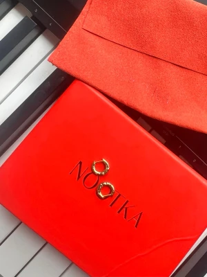 Nootka mini hoops gold - Nootkas minsta hoop i kollektionen. Tillverkad i återvunnet 925 silver och 18 karat guldplätering.  Använda ett fåtal gånger men färgen har oxiderats något. Kan vara så att det går att putsa ytterligare.