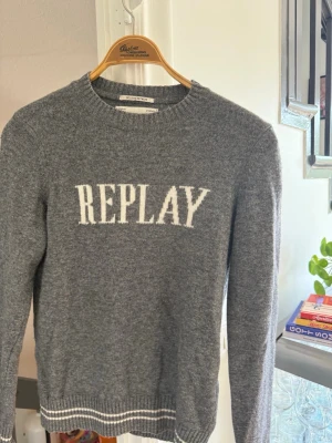 Replay tröja - Pris ej hugget i sten! Säljer nu min fina Replay tröja då den ej kommer till användning, tröjan är i mycket bra skick och är storlek xs. Skriv Pm vid eventuell fråga!