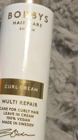 Hårvårdspaket - Detta paket innehåller 4 hårvårdsprodukter: Bobbys Hair Care Hair Mousse för volym, Redken Extreme Anti-Snap leave-in behandling för skadat hår,  L'Anza Healing Strength Neem Plant Silk Serum för frisskontroll och glans. Bobbys leave in curl cream. Inte tagit mkt alls från dom.  Allt för 200 kr.