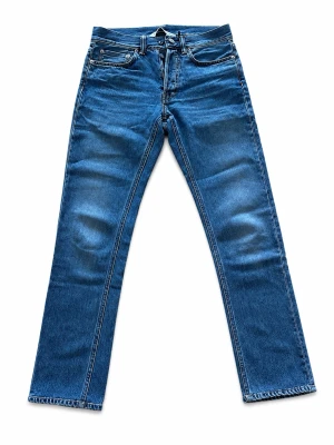 Our Legacy First Cut Jeans – W29/L32 - Our Legacy First Cut jeans i Vintage Wash 👖  Riktigt snygg klassisk blå denim med naturlig fading och clean vintage-look. First Cut-modellen är lättstylad och passar perfekt till både sneakers, loafers och boots.  🏷️ Modell: First Cut 🎨 Wash: Vintage Wash 📏 Storlek: W29/L32 – S/46 enligt etikett 🧵 Material: 100% bomull 🇮🇹 Made in Italy  Mycket snygg tvätt och detaljer. Originaletiketter med modell, storlek och material finns fotograferade.  Skick enligt bilder ✨  📦 Skickas snabbt 💬 Bud välkomnas 📏