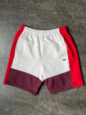 Färgblockade shorts från Lacoste - 👕 Plagg: Hoodie 📏 Storlek: S 🏷️ Märke/modell: Lacoste ELEVATED COLORBLOCK - Träningsbyxor - flour/red-spleen ✨ Skick: Fint skick, 7/10. Några mindre märken/fläckar som syns på bilderna, annars i bra skick. Original pris: 949kr Vid frågor eller funderingar är det bara att skriva! Tveka inte på att lägga bud🤝
