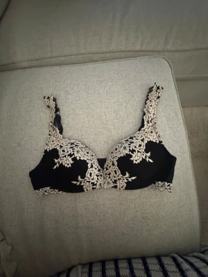 Intimissimi push up BH svart vit  - Stl 75C, nytt skick.