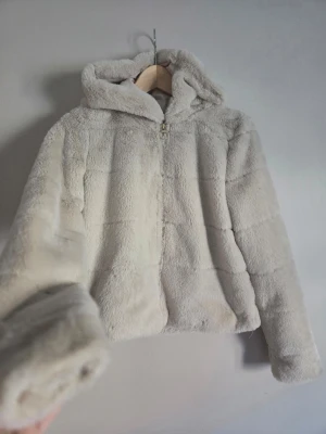 🧸 Supermjuk teddyjacka/fuskpälsjacka från ONLY i ljusbeige 🧸 - En otroligt mjuk och gosig fuskpälsjacka från ONLY som är perfekt som en snygg övergångsjacka till tidig höst och vår 🍂✨        🤎 Ljusbeige/vit/grå färg som passar till allt 🤎 Mjukt och fluffigt fuskpälsmaterial 🤎 Luva och dragkedja framtill 🤎 Stilren modell som passar både till vardags och mer uppklädda outfits En riktigt mysig jacka som ger den perfekta höstiga "clean girl"/Pinterest-känslan 🤍 🧸 Storlek: S 🧸 Märke: ONLY 🧸 Skick: Fint skick 💌 Skriv gärna vid frågor eller om fler bilder önskas. 