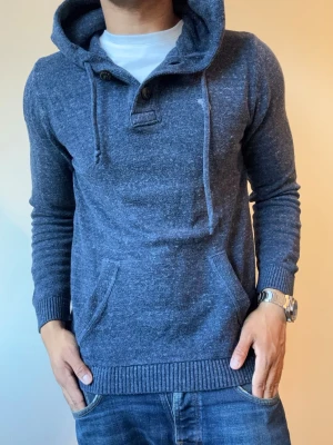 Stickad Abercrombie & Fitch Hoodie - Riktigt snygg stickad hoodie fr Abercrombie & Fitch | Storlek S | Mycket bra skick | Modell 175cm, 69kg |