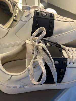 Valentino Garavani skor 38 dam - Mycket fint skick Valentino skor med studs, ingen originalbox eller kvitto då de är köpta på Vinted, dessvärre för stora för mig. Se sist bild för att se att ena biten är borta och har lossnat
