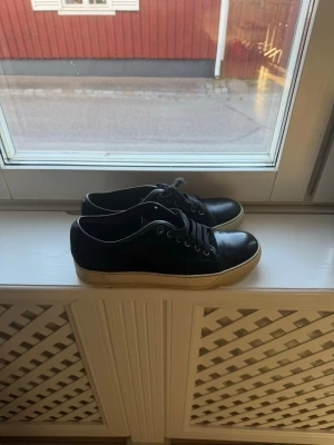 Svarta låga sneakers med vit sula - Säljer ett par Lanvins i storlek 39, köpta på careofcarl för 4399kr. Säljer på grund av att min kille inte använder dom längre.( Box ingår kanske om vi hittar den😅) skriv om ni har några funderingar 💕