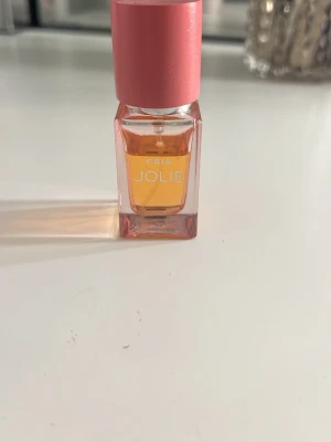 CAIA Jolie parfym rosa flaska - Säljer en CAIA Jolie parfym. 15ml, ca 2/3 kvar!